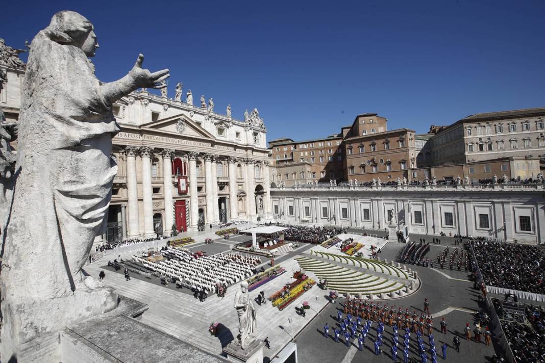 Papa, gençlerin ayaklarını yıkayıp öptü! Bakın neden... 19